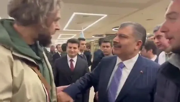 Portekiz'den gelen vatandaş Çam ve Sakura Şehir Hastanesi'nde Bakan Koca'ya sarılıp dua etti