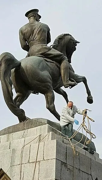 samsunda-urganli-provokasyon-sonrasi-ilginc-goruntuler-ataturk-heykelinin-etrafindan-donduler-1643908450271.jpeg