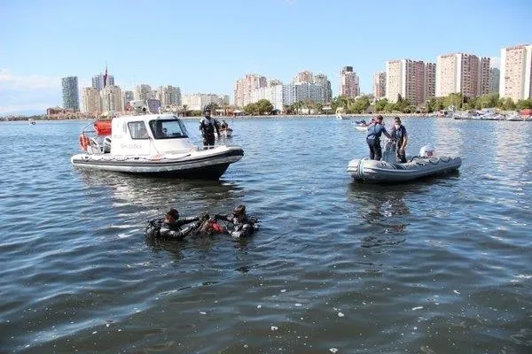 izmirde-denizden-cikanlar-gorenleri-soke-etti-otomobil-lastigi-mangal-izgarasi-1601568904723.jpeg İzmir'de denizden çıkanlar görenleri şoke etti! Otomobil lastiği, mangal ızgarası...-3