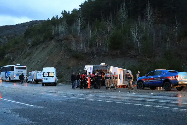 son-dakika-erzincanda-yolcu-otobusu-devrildi-cok-sayida-yarali-var-1638077664491.jpg SON DAKİKA! Erzincan'da yolcu otobüsü devrildi! Çok sayıda yaralı var-2