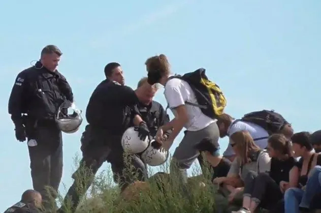Alman polisinin çevrecilerle kavgası kameralara böyle yansıdı