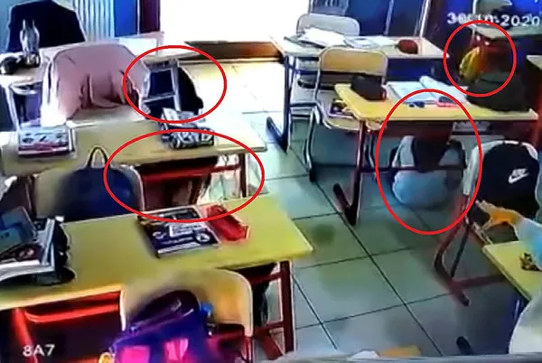 izmirdeki-69-buyuklugundeki-depreme-derste-yakalanan-ogrenciler-siralarin-altina-girdi-1604314266978.jpg İzmir'deki 6,9 büyüklüğündeki depreme derste yakalanan öğrenciler sıraların altına girdi-3