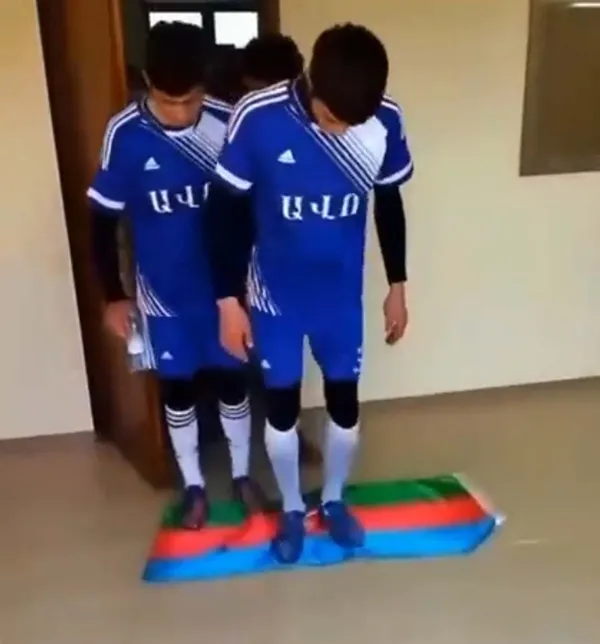 Ermeni futbolculardan skandal hareket! Azerbaycan bayrağının üzerine basıp ayaklarını sildiler-3