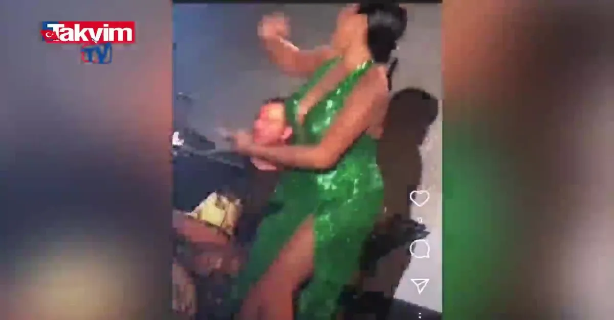 Hülya Avşar sahnede coştu coşturdu! hem göğüs hem de bacak dekoltesi dikkat çekti