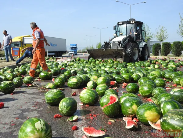 Çorum'da TIR devrildi, yol karpuz tarlasına döndü - 5