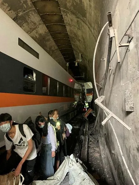 SON DAKİKA: Tayvan'da büyük felaket! Hualien bölgesinde tren raydan çıktı: 36 ölü, 60 yaralı-2