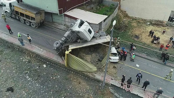 1669801128912.jpeg İstanbul'da hafriyat kamyonu dehşet saçtı! Otomobilin üzerine devrildi yol kapatıldı-2