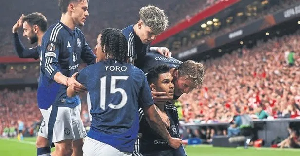 Manchester United finalin kapısını araladı