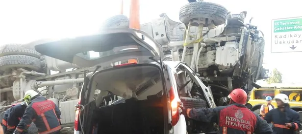 Kadıköy'de beton mikseri aracın üzerine düştü