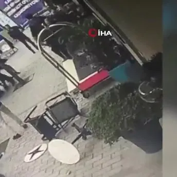 Karaköy’de börekçide bıçaklı avukat dehşeti kamerada: Masayı bastı üstüne mermer masa devrildi