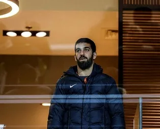 Arda Turan tribünden izledi!