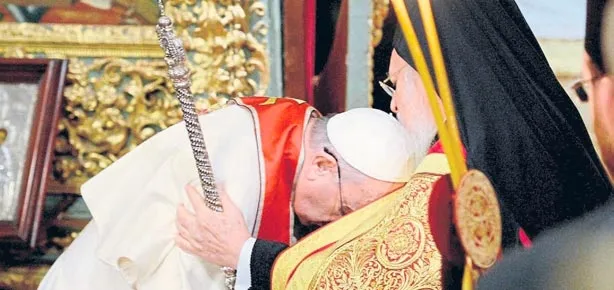 Patrik’ten Papa öpücüğü