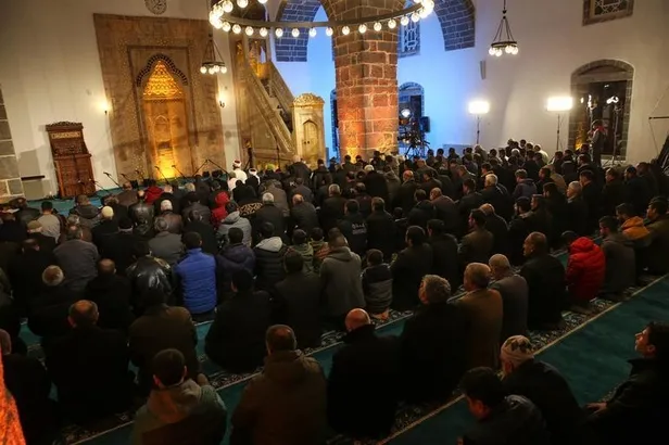 Teröristlerin ateşe verdiği Fatih Paşa Camisi 4 yıl sonra ibadete açıldı-1