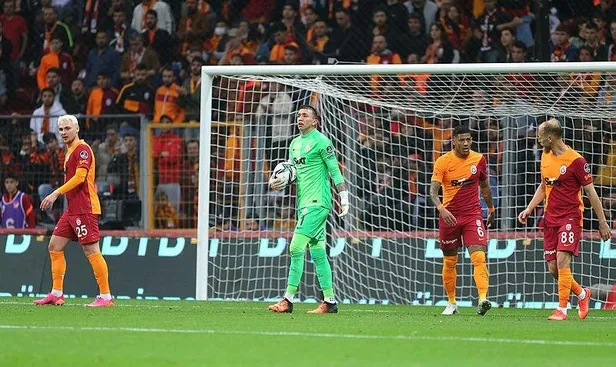 domenec-torrentten-fenando-muslera-aciklamasi-asigim-1651955464072.jpeg Domenec Torrent'ten Fenando Muslera açıklaması: Aşığım...-4