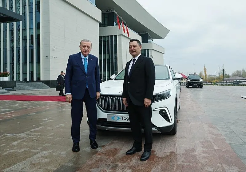 Başkan Erdoğan, Kırgızistan Cumhurbaşkanı Caparov'a Togg hediye etti. (AA)