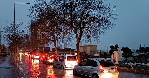 İzmir'de sağanak sonrası yollar göle döndü: Karabağlar Deresi taştı