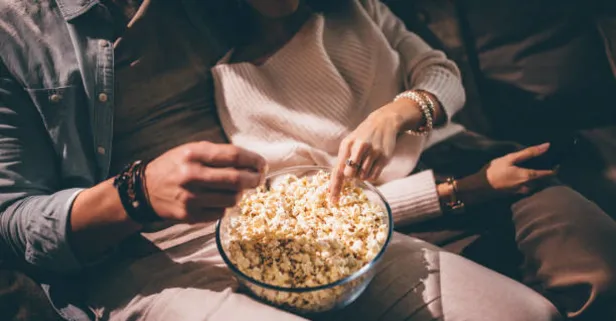 Yılbaşı gecesi izlenecek en iyi filmler! Yılbaşında mutlaka izlenmesi gereken korku, aksiyon, romantik, aşk ve komedi film önerileri...