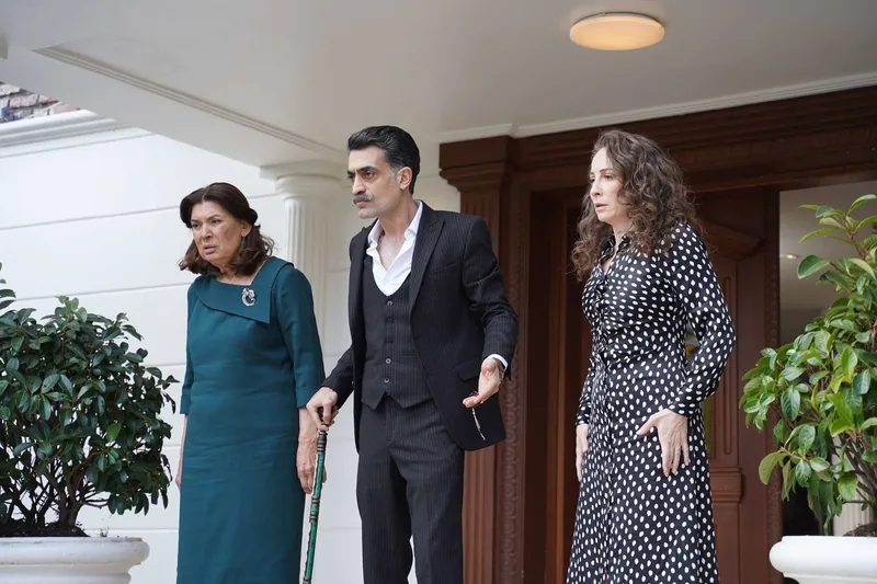 yali-capkini-63-bolum-fragmani-seyfer-kullerinden-dogdu-pelin-intihar-esiginde-dugun-evinden-cenaze-cikacak-1710824190102.jpg SeyFer küllerinden doğdu Pelin intihar eşiğinde! Yalı Çapkını 63. bölüm fragmanı: Düğün evinden cenaze çıkacak-8