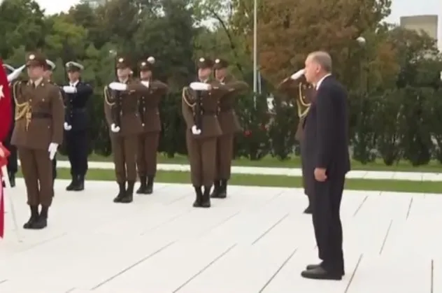 Başkan Erdoğan Vatan Anıtı'na çelenk bıraktı