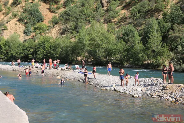 Tunceli'de 40 derece sıcaktan bunalanlar Munzur ve Pülümür çaylarında serinledi - 14