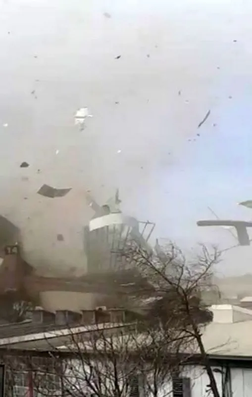 son-dakika-bursada-ortalik-savas-alanina-dondu-siddetli-lodos-catilari-ucurdu-1611668803408.jpg SON DAKİKA: Bursa'da ortalık savaş alanına döndü! Şiddetli lodos çatıları uçurdu-6