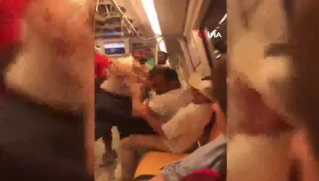 Kadıköy metroda 'alkol' kavgası! İşte o anlar