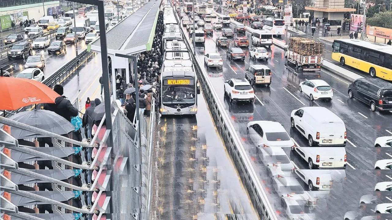 İstanbul’a kar hakim oldu! Okullar bugün de tatil edildi: Trafikte kalanlar sitem etti