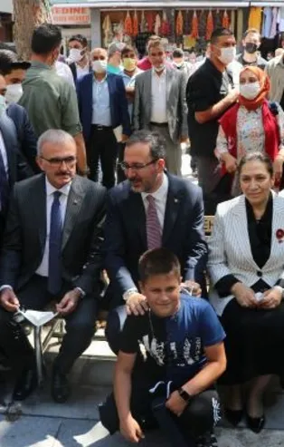 Son dakika: Bakan Kasapoğlu'ndan evlat nöbetindeki ailelere destek ziyareti