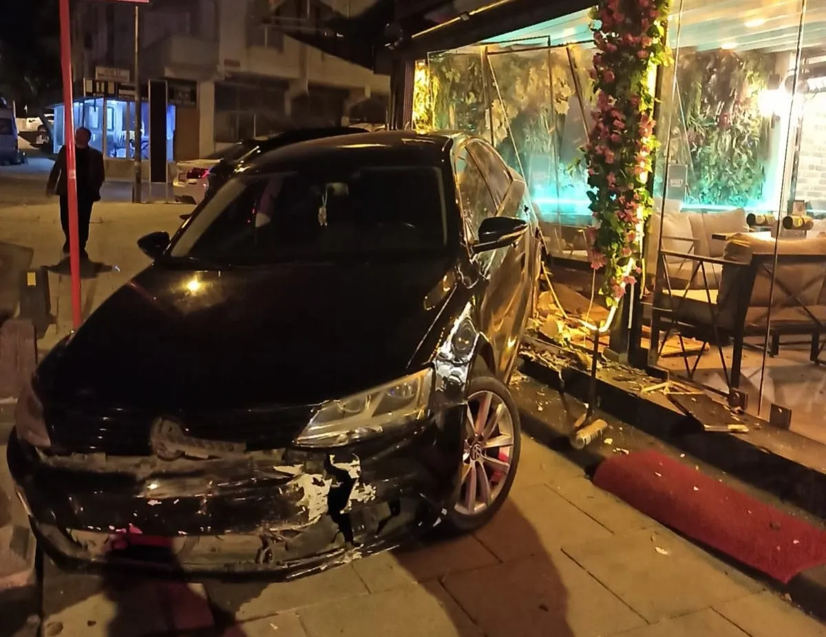 Bir anlık dalgınlık! Otomobil kafeye girdi