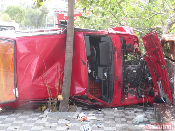 Refüjü aşıp ağaca çarptı yolda yürüyen kadın saniyelerle aracın altında kalmaktan kurtuldu! İşte o anlar - 13