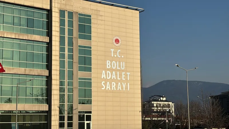 savciligin-itirazi-sonrasi-bolu-belediyesi-sorusturmasinda-3-tutuklama-karari-1775492998634.jpeg Savcılığın itirazı sonrası Bolu Belediyesi soruşturmasında 3 tutuklama kararı-4