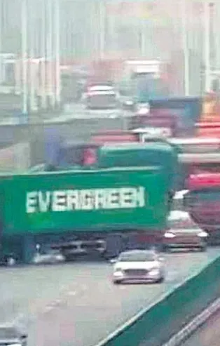 Süveyş Kanalı'nı gemisiyle tıkayan Evergreen şirketi Çin'de de TIR kazasıyla otoyolu tıkadı!