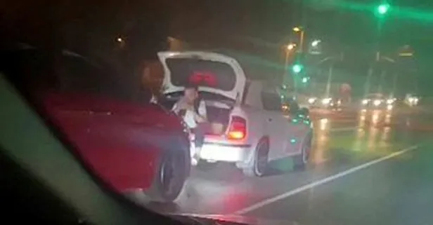 Tık uğruna canlarını tehlikeye attılar! Otomobil bagajında tehlikeli yolculuk...