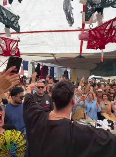 1784449664034.png Mahmut Orhan'dan Alaçatı pazarında sürpriz performans! Tezgah başında festival coşkusu-3
