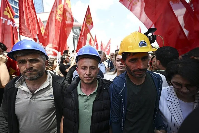 bakanlik-devreye-girdi-doruk-madencilikte-isci-ve-isveren-uzlasti-1781627140544.jpeg Bakanlık devreye girdi: Doruk Madencilik’te işçi ve işveren uzlaştı! Ödemeler takvime bağlandı-3