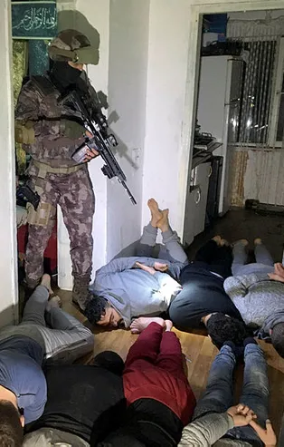 Türkiye'ye girişi yasak olan Suriye uyruklu 11 kişi Bursa'da yakalandı