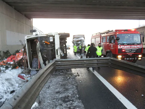 Beykoz'da meyve suyu yüklü kamyon devrildi-1