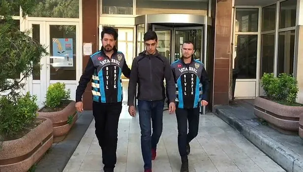 İstanbul'da motosikletli magandalar trafikte dehşet saçtı! Gözaltına alındılar-2