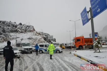 Antalya-Konya kara yolunda yoğun kar yağışı! Yüzlerce sürücü yolda kaldı