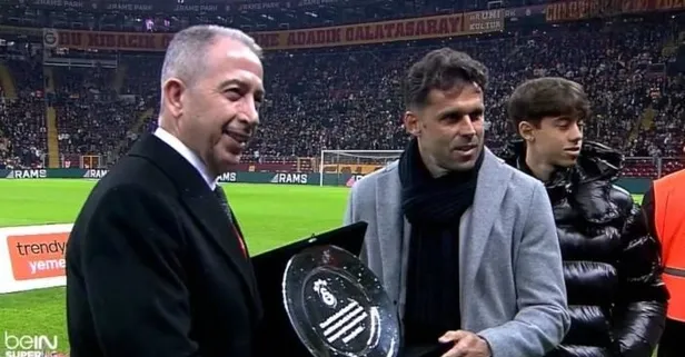 Cassio Lincoln'e plaket verildi