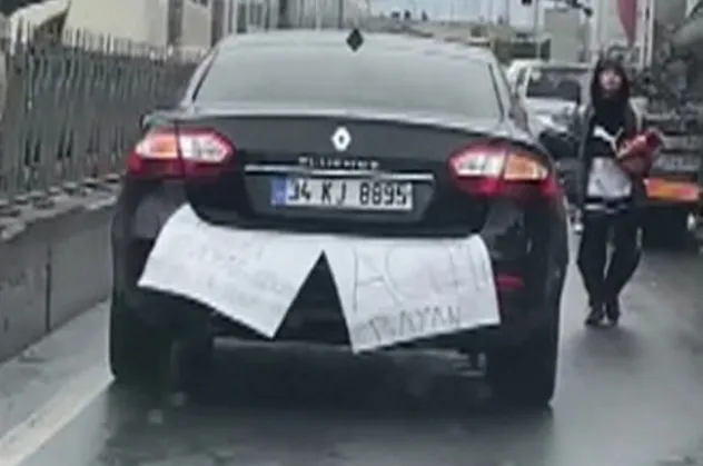 İstanbul'da ilginç olay! Aracına "Çok acemiyim" yazan kadın sürücü kaza yaptı