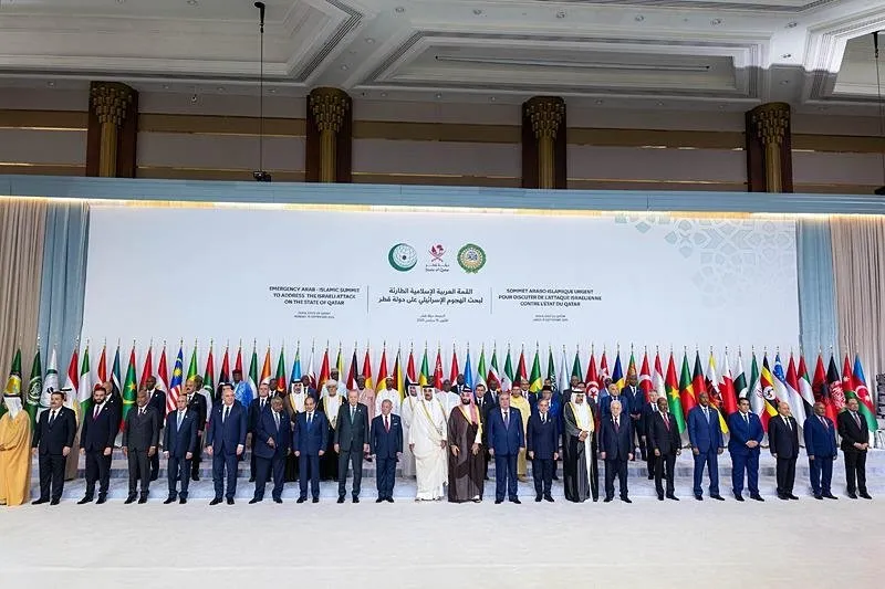 Başkan Erdoğan, Katar'ın başkenti Doha'da İslam İşbirliği Teşkilatı-Arap Ligi Olağanüstü Zirvesi kapsamında aile fotoğrafına katıldı. (AA)