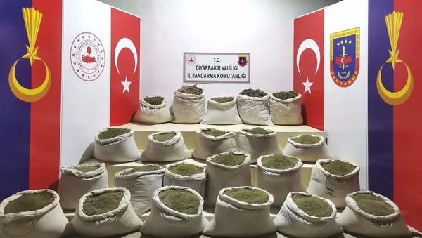 uyusturucuya-eren-darbesi-79-milyon-kok-kenevir-85-ton-esrar-ve-3-milyon-600-bin-kok-skunk-1663145993145.jpg Uyuşturucuya 'Eren' darbesi: 79 milyon kök kenevir, 8,5 ton esrar ve 3 milyon 600 bin kök skunk-3