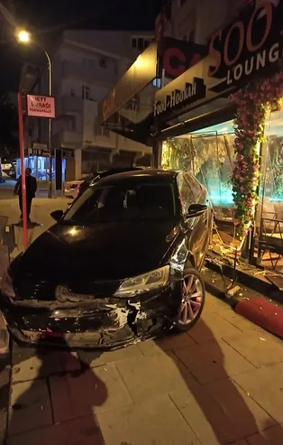 Kartal'da kafeye otomobil girdi