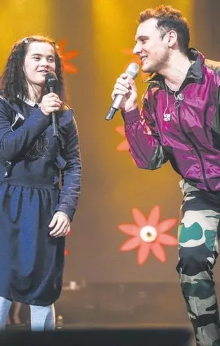 Popçu Edis ve oyuncu Beste Özdemir'den alkışlık hareket!