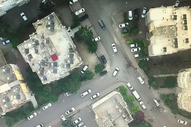 Son dakika: Adana'da FETÖ’nün finans ayağına yönelik düzenlenen şafak operasyonu drone ile görüntülendi!