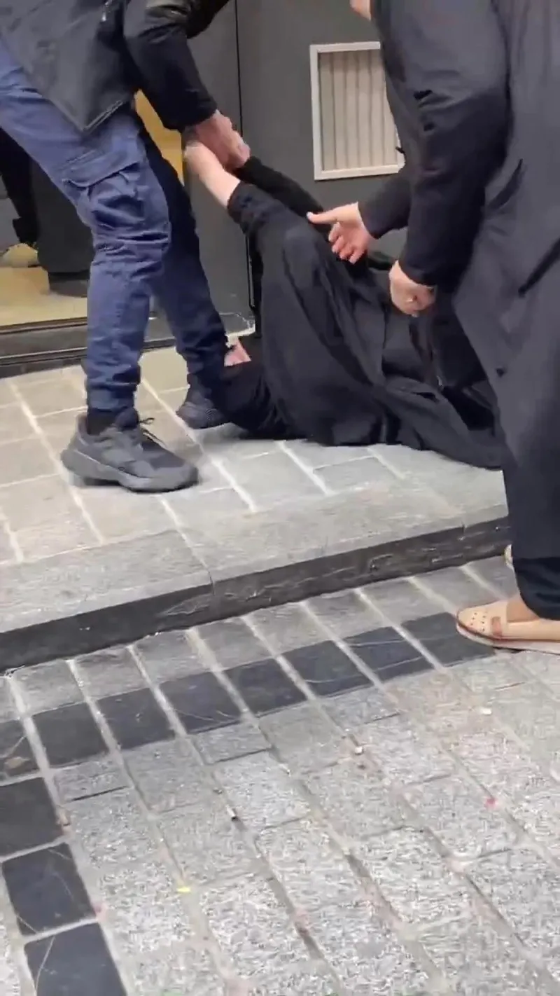 Fatih'te skandal görüntüler: Çarşaflı kadını dövüp küfürler savurdu | Gözaltına alınan magandanın suç kaydı kabarık çıktı-4