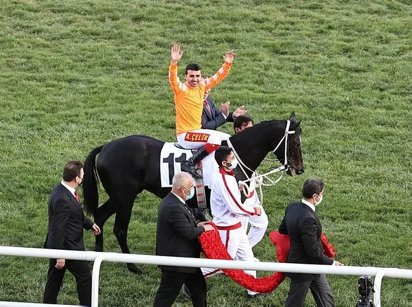 35 yıl sonra tarihe geçti! Cumhurbaşkanlığı Koşusu birincisi olan Burgas fırtına gibi esiyor-4