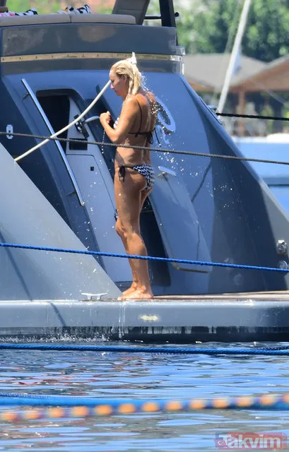 Merve Boluğur aşk sarhoşu! Yeni sevgilisiyle plaja inen Merve turuncu mayosu ve kahkalarıyla ortalığı yıktı - 47