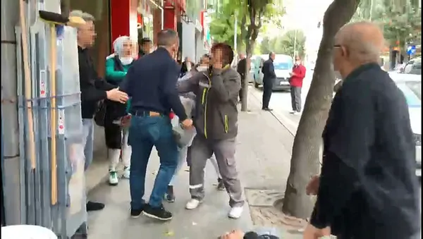 1634299356747.jpg Eskişehir'de sokak ortasında kadına şiddet! Tekme ve yumruklarla yere serdi-3